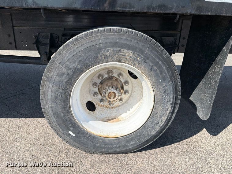image for item DV8623 1997 Ford F800 flatbed truck