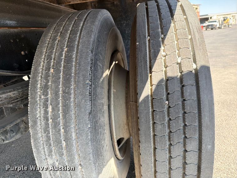 image for item DV8623 1997 Ford F800 flatbed truck