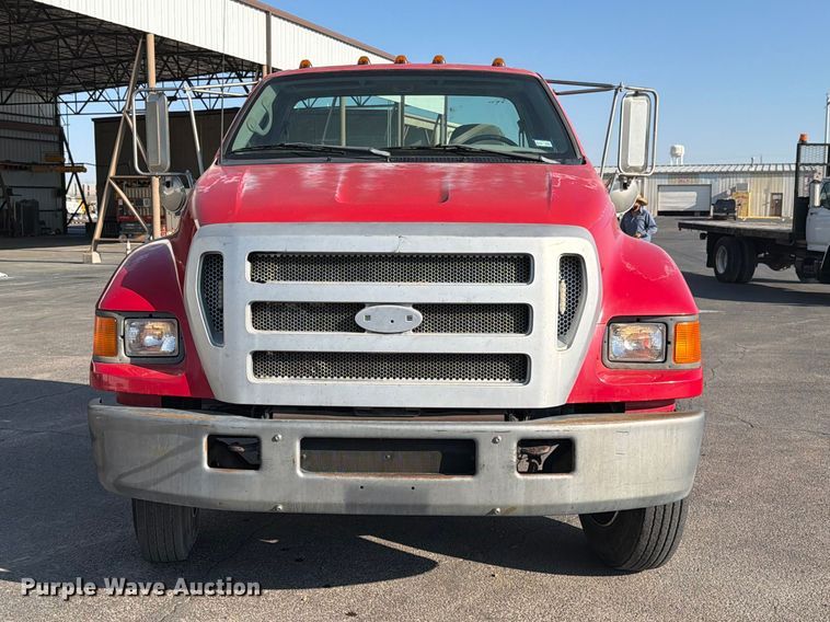 image for item DV8624 2005 Ford F750 Super Duty truck cab and chassis
