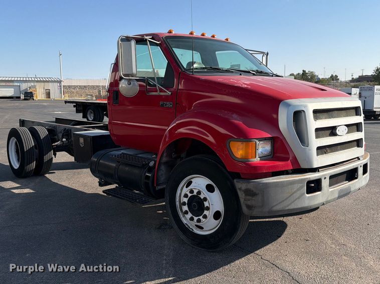 image for item DV8624 2005 Ford F750 Super Duty truck cab and chassis