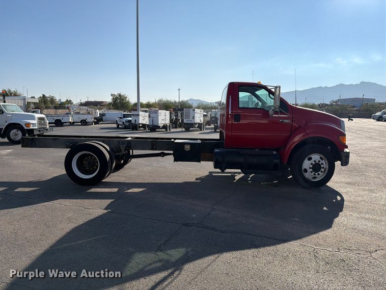 image for item DV8624 2005 Ford F750 Super Duty truck cab and chassis