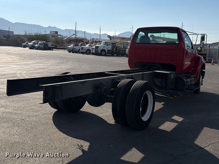 image for item DV8624 2005 Ford F750 Super Duty truck cab and chassis