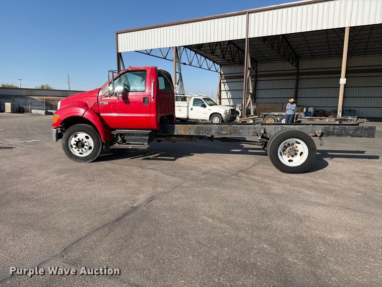 image for item DV8624 2005 Ford F750 Super Duty truck cab and chassis