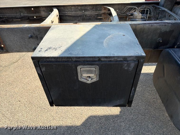 image for item DV8624 2005 Ford F750 Super Duty truck cab and chassis