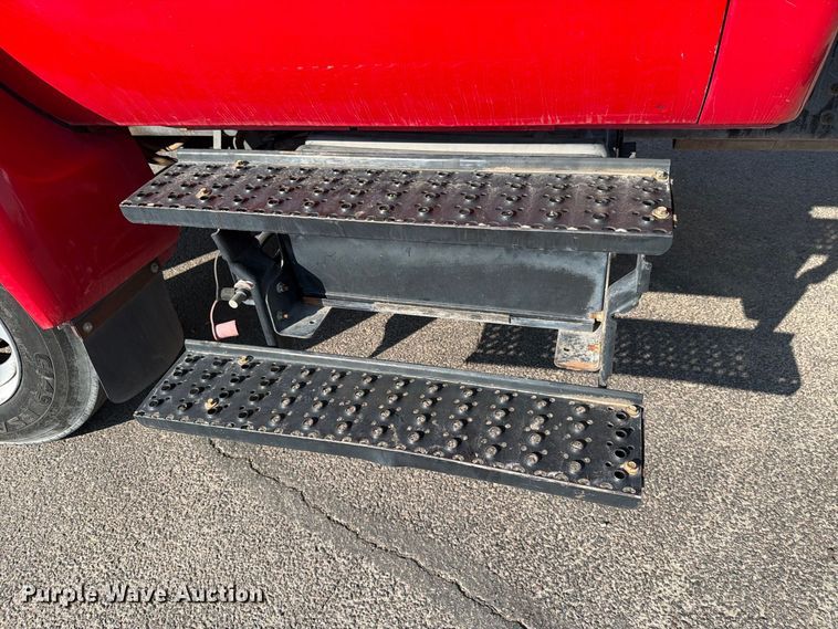 image for item DV8624 2005 Ford F750 Super Duty truck cab and chassis