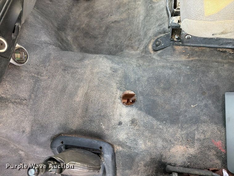 image for item DV8624 2005 Ford F750 Super Duty truck cab and chassis