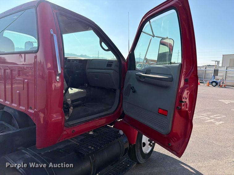 image for item DV8624 2005 Ford F750 Super Duty truck cab and chassis