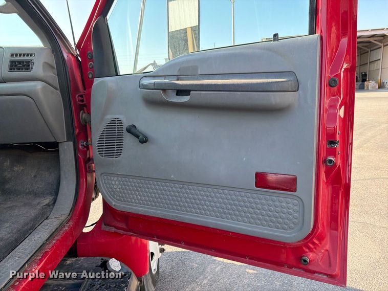image for item DV8624 2005 Ford F750 Super Duty truck cab and chassis