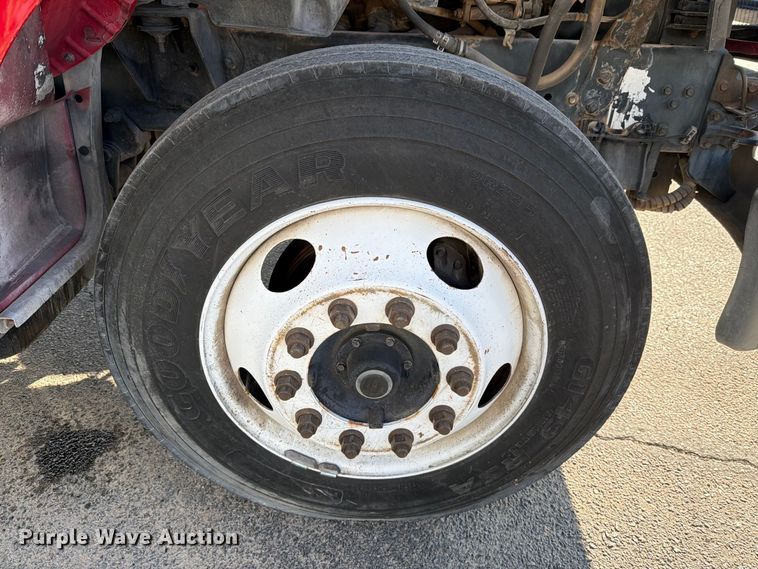 image for item DV8624 2005 Ford F750 Super Duty truck cab and chassis