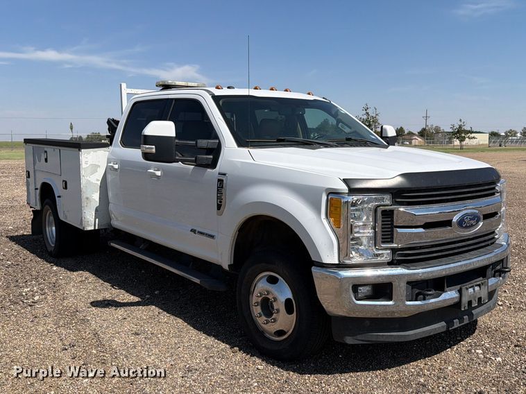image for item DV8630 2017 Ford F350 Super Duty Crew Cab utility bed pickup truck