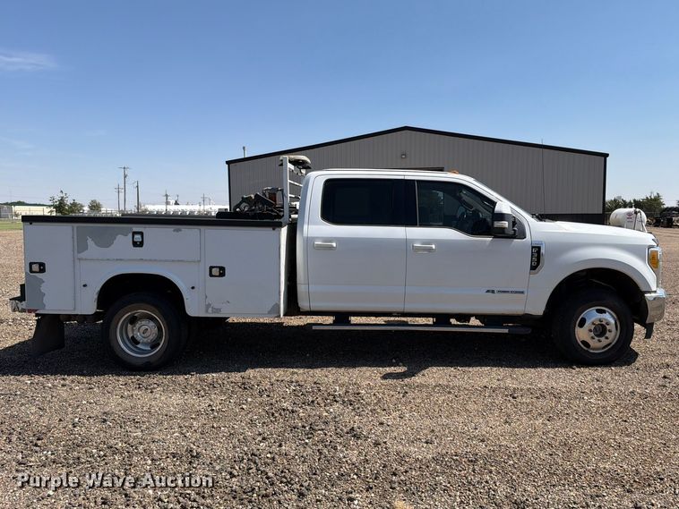 image for item DV8630 2017 Ford F350 Super Duty Crew Cab utility bed pickup truck