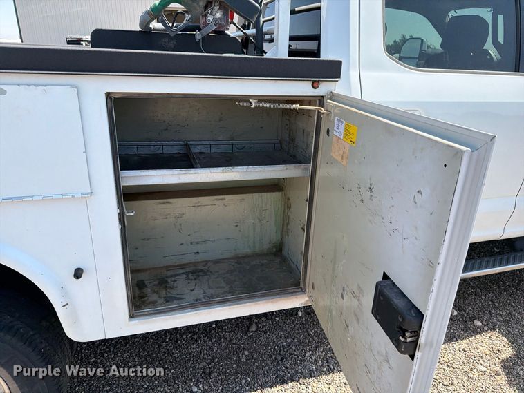 image for item DV8630 2017 Ford F350 Super Duty Crew Cab utility bed pickup truck