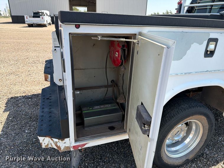 image for item DV8630 2017 Ford F350 Super Duty Crew Cab utility bed pickup truck