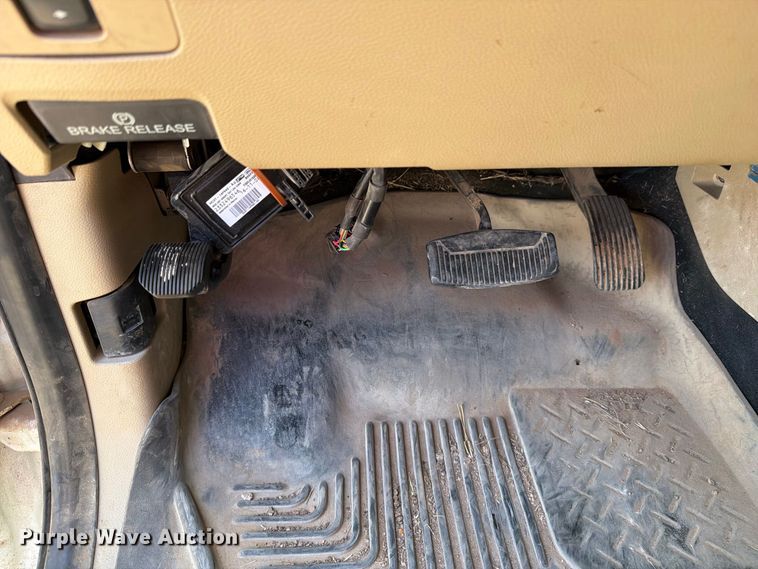 image for item DV8630 2017 Ford F350 Super Duty Crew Cab utility bed pickup truck