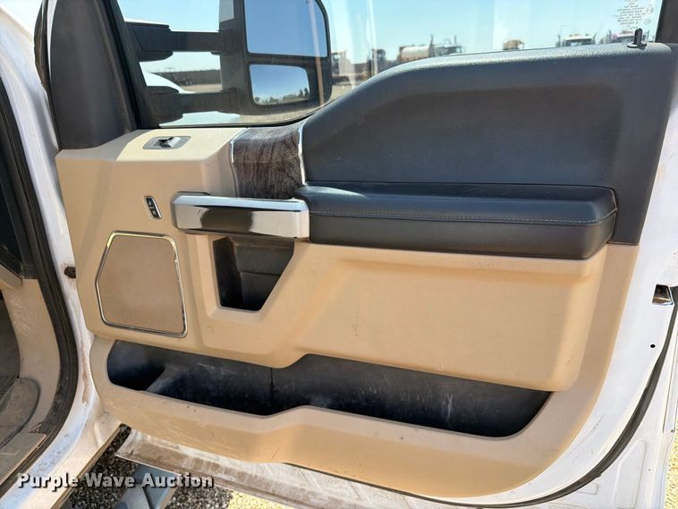 image for item DV8630 2017 Ford F350 Super Duty Crew Cab utility bed pickup truck