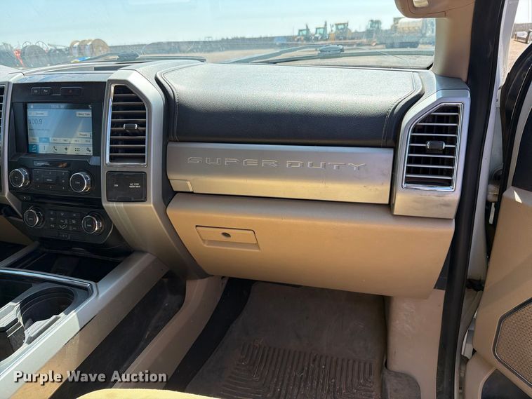 image for item DV8630 2017 Ford F350 Super Duty Crew Cab utility bed pickup truck