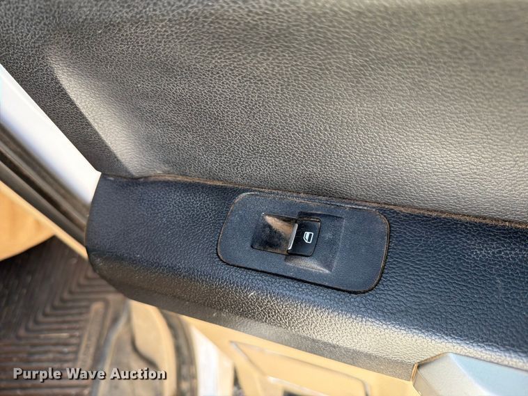 image for item DV8630 2017 Ford F350 Super Duty Crew Cab utility bed pickup truck