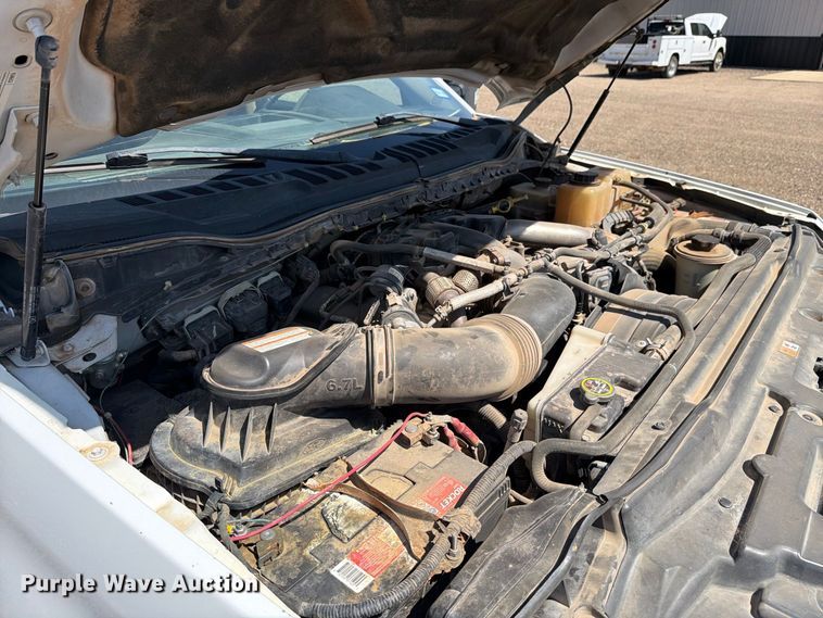 image for item DV8630 2017 Ford F350 Super Duty Crew Cab utility bed pickup truck