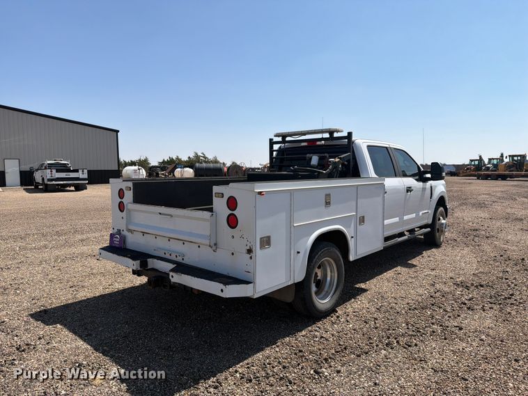 image for item DV8631 2020 Ford F350 Super Duty Crew Cab utility bed pickup truck