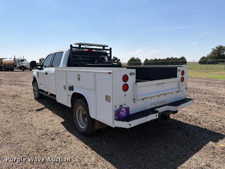 image for item DV8631 2020 Ford F350 Super Duty Crew Cab utility bed pickup truck