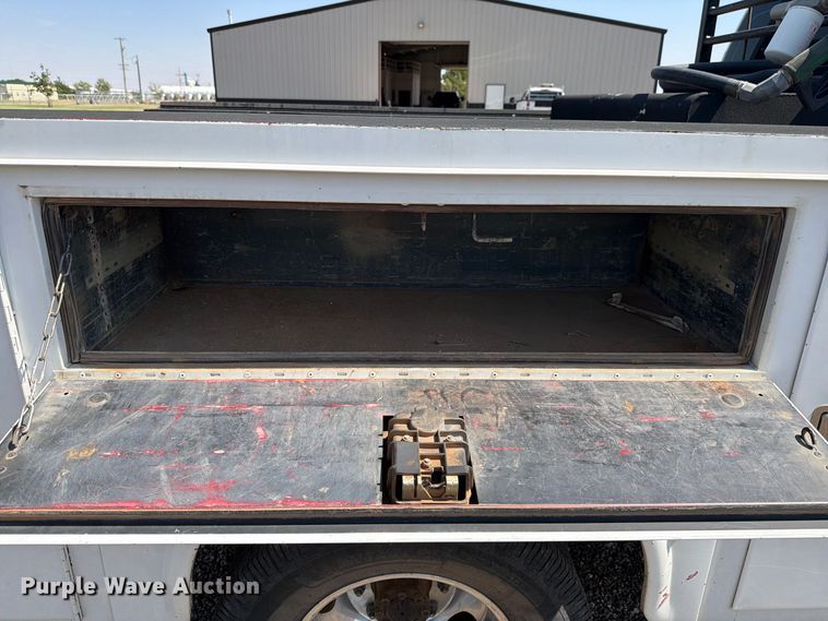 image for item DV8631 2020 Ford F350 Super Duty Crew Cab utility bed pickup truck