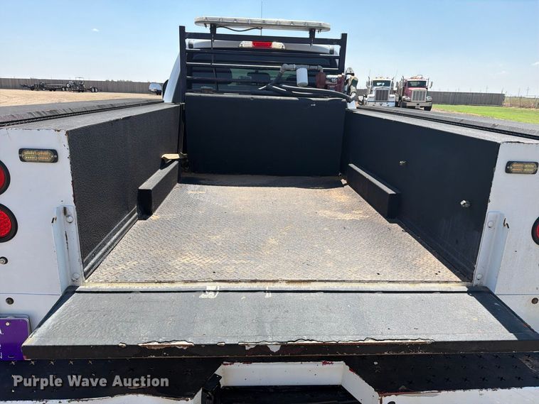 image for item DV8631 2020 Ford F350 Super Duty Crew Cab utility bed pickup truck