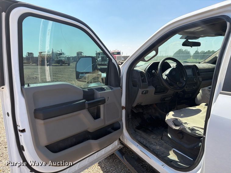 image for item DV8631 2020 Ford F350 Super Duty Crew Cab utility bed pickup truck