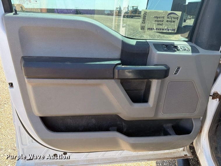 image for item DV8631 2020 Ford F350 Super Duty Crew Cab utility bed pickup truck