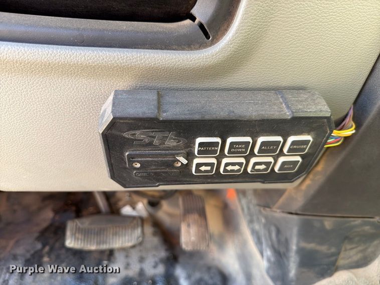 image for item DV8631 2020 Ford F350 Super Duty Crew Cab utility bed pickup truck