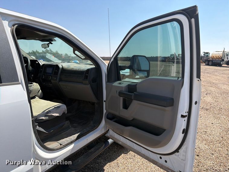 image for item DV8631 2020 Ford F350 Super Duty Crew Cab utility bed pickup truck