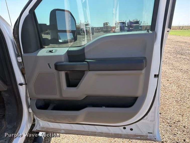 image for item DV8631 2020 Ford F350 Super Duty Crew Cab utility bed pickup truck