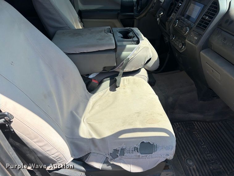image for item DV8631 2020 Ford F350 Super Duty Crew Cab utility bed pickup truck