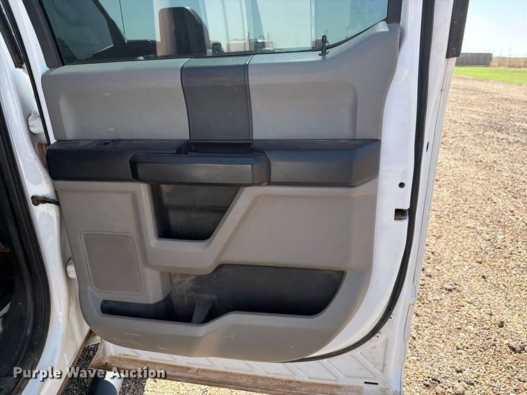 image for item DV8631 2020 Ford F350 Super Duty Crew Cab utility bed pickup truck