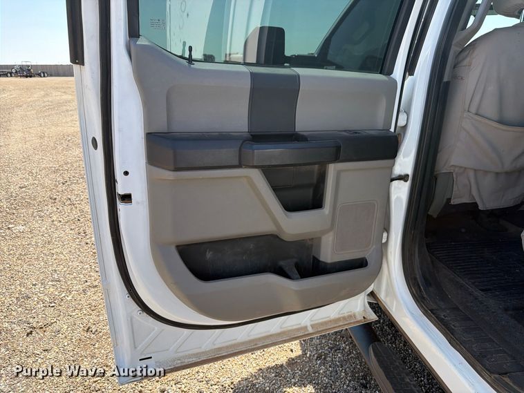 image for item DV8631 2020 Ford F350 Super Duty Crew Cab utility bed pickup truck