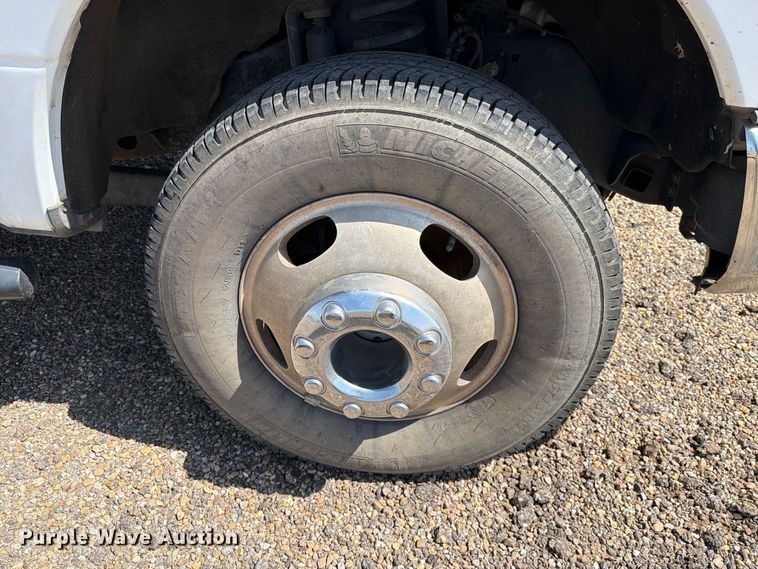 image for item DV8631 2020 Ford F350 Super Duty Crew Cab utility bed pickup truck