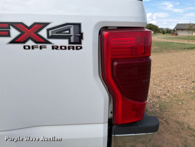 image for item DV8642 2020 Ford F250 Super Duty Crew Cab pickup truck