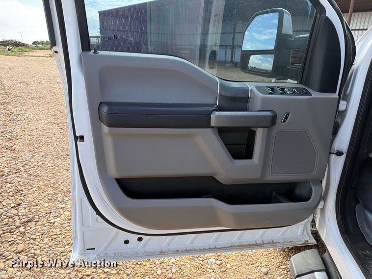 image for item DV8642 2020 Ford F250 Super Duty Crew Cab pickup truck