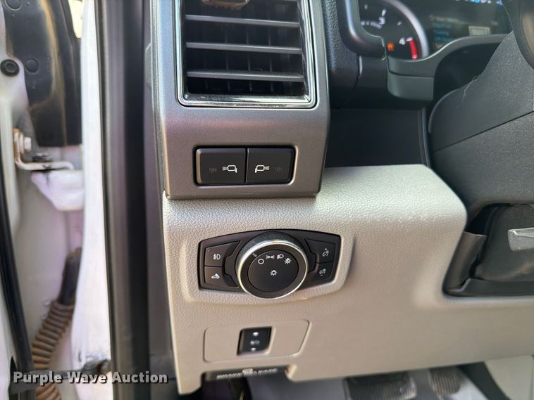 image for item DV8642 2020 Ford F250 Super Duty Crew Cab pickup truck