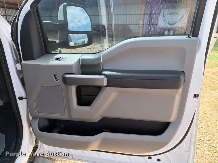 image for item DV8642 2020 Ford F250 Super Duty Crew Cab pickup truck
