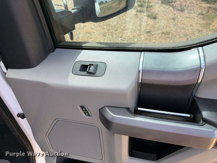 image for item DV8642 2020 Ford F250 Super Duty Crew Cab pickup truck
