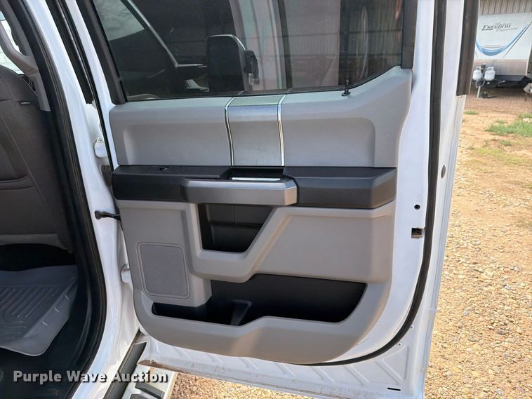 image for item DV8642 2020 Ford F250 Super Duty Crew Cab pickup truck