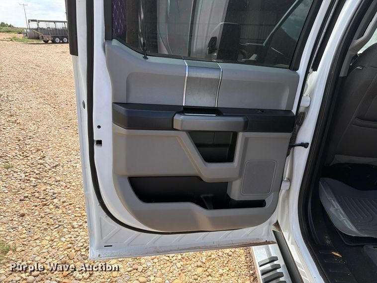 image for item DV8642 2020 Ford F250 Super Duty Crew Cab pickup truck