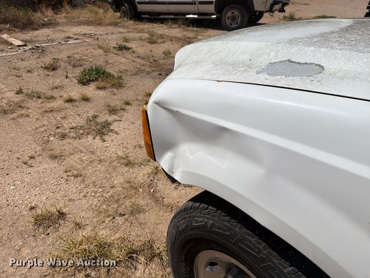 image for item DV8668 2001 Ford F250 Super Duty Ext. Cab flatbed pickup truck
