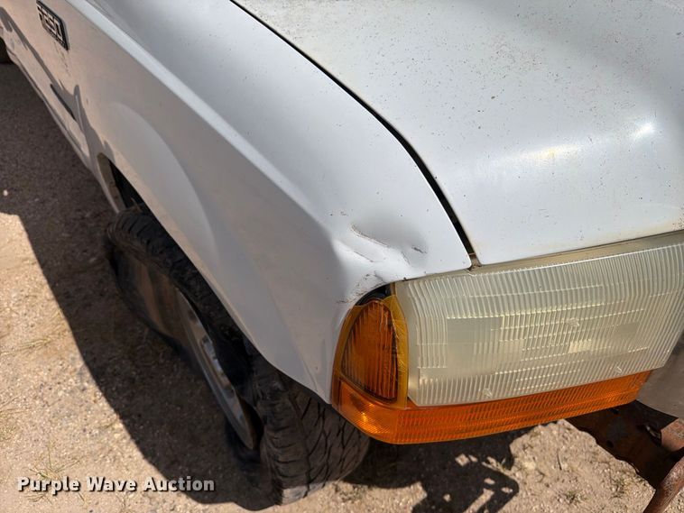 image for item DV8668 2001 Ford F250 Super Duty Ext. Cab flatbed pickup truck