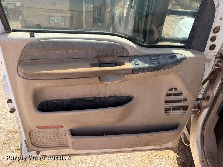 image for item DV8668 2001 Ford F250 Super Duty Ext. Cab flatbed pickup truck