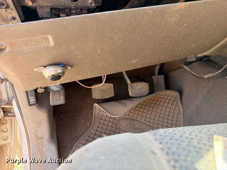 image for item DV8668 2001 Ford F250 Super Duty Ext. Cab flatbed pickup truck