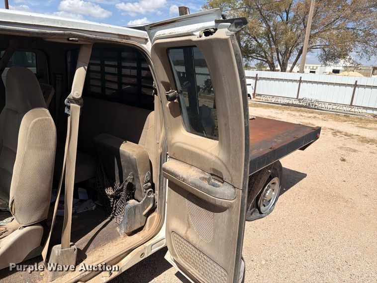 image for item DV8668 2001 Ford F250 Super Duty Ext. Cab flatbed pickup truck