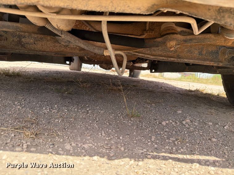 image for item DV8668 2001 Ford F250 Super Duty Ext. Cab flatbed pickup truck