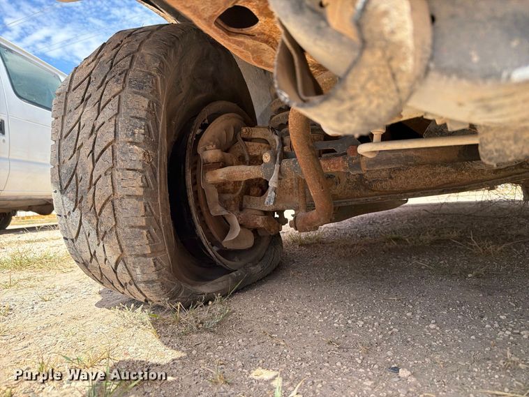 image for item DV8668 2001 Ford F250 Super Duty Ext. Cab flatbed pickup truck