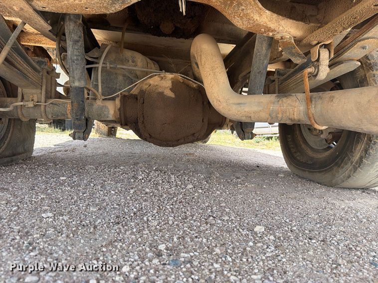 image for item DV8668 2001 Ford F250 Super Duty Ext. Cab flatbed pickup truck